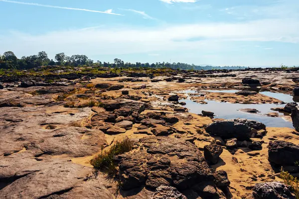 Tayland 'daki Büyük Kanyon, Mekong Nehri' ndeki kaya kanyonu, Mekong Nehri 'ndeki kuru kaya resifi ve dağ tepeleri. Sam Phan Bok 'un görüntüsüne Tayland Vadisi denir. Doğa manzarası arka planı.