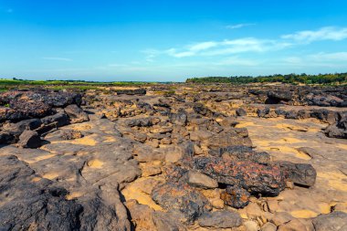 Tayland 'daki Büyük Kanyon, Mekong Nehri' ndeki kaya kanyonu, Mekong Nehri 'ndeki kuru kaya resifi ve dağ tepeleri. Sam Phan Bok 'un görüntüsüne Tayland Vadisi denir. Doğa manzarası arka planı.