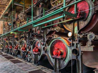 KANCHANABURI, THAILAND - 2 Şubat 2024: Eski bir 2. Dünya Savaşı dönemine ait eski bir kağıt fabrikasında (Kanchanaburi 'nin Yeni Tarihi Simgesi) antika materyal, ekipman, alet ve teknolojinin iç görünümü).