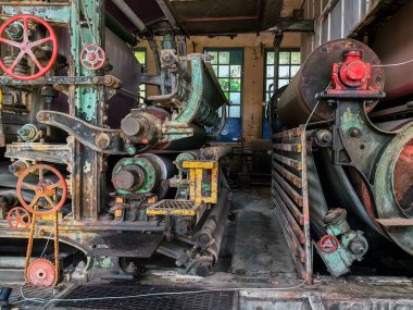 KANCHANABURI, THAILAND - 2 Şubat 2024: Eski bir 2. Dünya Savaşı dönemine ait eski bir kağıt fabrikasında (Kanchanaburi 'nin Yeni Tarihi Simgesi) antika materyal, ekipman, alet ve teknolojinin iç görünümü).