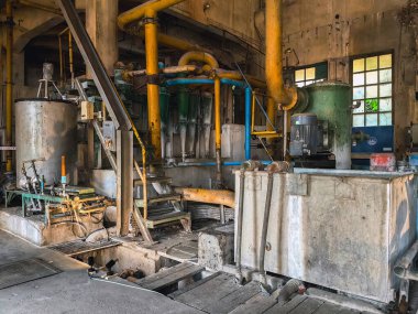 KANCHANABURI, THAILAND - 2 Şubat 2024: Eski bir 2. Dünya Savaşı dönemine ait eski bir kağıt fabrikasında (Kanchanaburi 'nin Yeni Tarihi Simgesi) antika materyal, ekipman, alet ve teknolojinin iç görünümü).