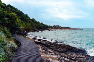 RAYYONG, THAILAND-AĞUSTOS 13. 2023: Tanımlanamayan turistler Khao Leam Ya - Mu Ko Samet Ulusal Parkı Tayland 'da güzel manzaranın tadını çıkarıyorlar. Meşhur eğlence merkezi. Güzel manzara manzarası.