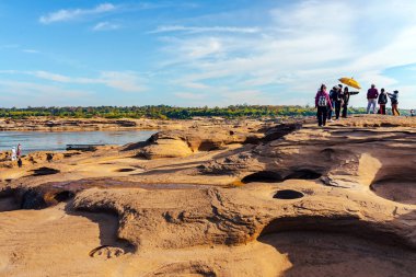 UBON RATCHATHANI, THAILAND-Aralık 9. 2023: Tanımlanamayan turistler, Mekong Nehri yakınlarındaki Sam Phan Bok 'u gezmenin keyfini çıkarıyorlar. Tayland 'da Büyük Kanyon. Güzel manzara manzarası.