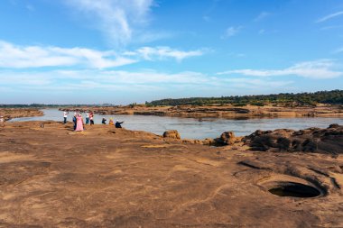 UBON RATCHATHANI, THAILAND-Aralık 9. 2023: Tanımlanamayan turistler, Mekong Nehri yakınlarındaki Sam Phan Bok 'u gezmenin keyfini çıkarıyorlar. Tayland 'da Büyük Kanyon. Güzel manzara manzarası.