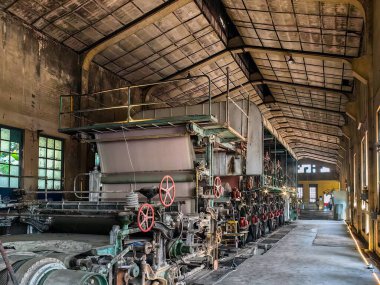 KANCHANABURI, THAILAND - 2 Şubat 2024: Eski bir 2. Dünya Savaşı dönemine ait eski bir kağıt fabrikasında (Kanchanaburi 'nin Yeni Tarihi Simgesi) antika materyal, ekipman, alet ve teknolojinin iç görünümü).