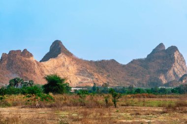 Kaya dağlarının güzel manzarası sondaj ve bomba patlamalarıyla kesiliyor. İnşaat için taş toplamak için dağlar bombalandı. Taş endüstrisi yüzünden dağların izleri bombalandı..