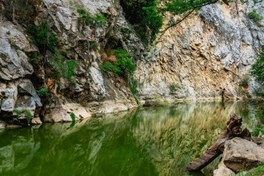 Tayland 'ın Ratchaburi kentindeki Khao Ngu Taş Parkı' nda güzel doğa manzarası ve güzel gizlenmiş bir yer. Yeşil kanyon gölündeki dağ uçurumlarının manzarası. Şaşırtıcı doğa..