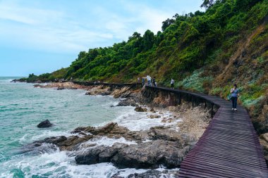 RAYYONG, THAILAND-AĞUSTOS 13. 2023: Tanımlanamayan turistler Khao Leam Ya - Mu Ko Samet Ulusal Parkı Tayland 'da güzel manzaranın tadını çıkarıyorlar. Meşhur eğlence merkezi. Güzel manzara manzarası.