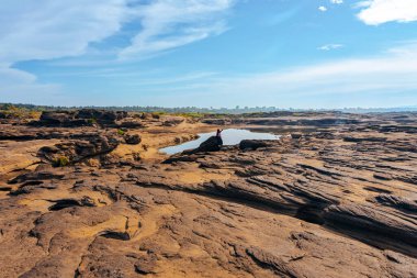 UBON RATCHATHANI, THAILAND-Aralık 9. 2023: Tanımlanamayan turistler, Mekong Nehri yakınlarındaki Sam Phan Bok 'u gezmenin keyfini çıkarıyorlar. Tayland 'da Büyük Kanyon. Güzel manzara manzarası.