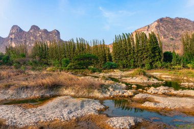 Manzaranın güzel manzarası ve karmaşık dağların yansıması Khao e bid 'deki göl ve mavi gökyüzü arkaplanı ya da Khao Yoi Bölgesi, Phetchaburi, Tayland. Yeni dönüm noktası turizm.