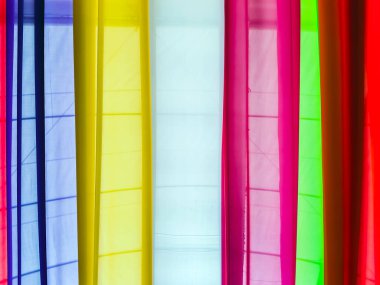 Gökkuşağı kumaşından çatı. Çadır çatısının çok renkli kumaştan yapılma soyut görüntüsü. Festivalde renkli kumaş. Farklı renklerdeki kumaşlardan, desenlerle desenlendirilmiş çok renkli arkaplanlar..