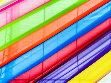 Gökkuşağı kumaşından çatı. Çadır çatısının çok renkli kumaştan yapılma soyut görüntüsü. Festivalde renkli kumaş. Farklı renklerdeki kumaşlardan, desenlerle desenlendirilmiş çok renkli arkaplanlar..