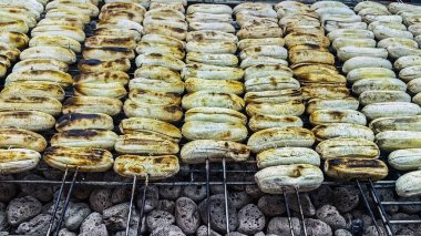 Sıcak kömür ocağında ızgara muz, Tayland usulü Tayland sokak yemeklerinde ızgara. Muz demir ağda kavrulmuş ve Street Food 'da kömür ocağı sıcak. Izgara muz..