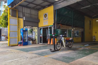 KANCHANABURI, THAILAND-NOVEMBER 29,2023: Araç denetim tesisinde yıllık araç vergisi ödemeleri için araç denetim sertimine eski Honda Motosiklet denetimi. Motorsikletin durumunu kontrol et