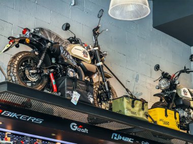 NAKHON PATHOM, THAILAND-MARCH 30, 2024: Honda Super Cub C125 Motosiklet Klasik 125cc. CUB Evi Nakhon Pathom Honda x Greyhound Coffee 'de sergileniyor. Eski kavramı kabul et