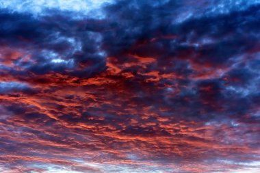 Güneş ufuktan battıktan sonra gün batımının güzel manzarası. Sadece ufuktaki gökyüzü. Cirrus alçak bulutlar. Dramatik gün batımı. Gün batımında fantastik koyu mavi gök gürültülü bulutlar, doğal kompozisyon.