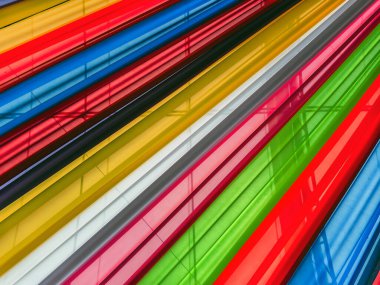 Gökkuşağı kumaşından çatı. Çadır çatısının çok renkli kumaştan yapılma soyut görüntüsü. Festivalde renkli kumaş. Farklı renklerdeki kumaşlardan, desenlerle desenlendirilmiş çok renkli arkaplanlar..