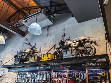 NAKHON PATHOM, THAILAND-MARCH 30, 2024: Honda Super Cub C125 Motosiklet Klasik 125cc. CUB Evi Nakhon Pathom Honda x Greyhound Coffee 'de sergileniyor. Eski kavramı kabul et