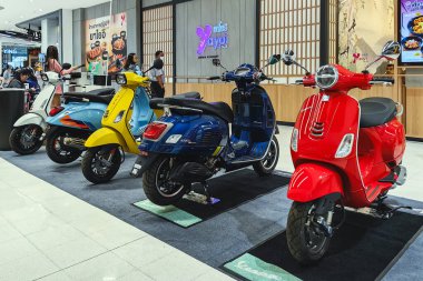 KANCHANABURI, THAILAND - 2 Mart 2024: Robinson Mağazası 'ndaki bir mağazanın önünde satılık güzel yeni İtalyan Vespa motosikletleri. Sergide yeni Vespa mobiletleri mağazada.