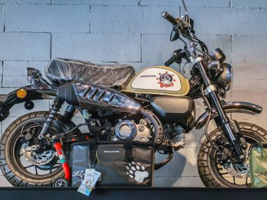 NAKHON PATHOM, THAILAND-MARCH 30, 2024: Honda Super Cub C125 Motosiklet Klasik 125cc. CUB Evi Nakhon Pathom Honda x Greyhound Coffee 'de sergileniyor. Eski kavramı kabul et