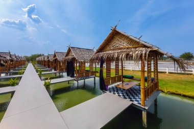 Manzarayla rahatlamak için sazdan çatılı geleneksel bambu kulübesi. Geleneksel Asya kulübesi ve çevre koruma mimarisi. Bambu kulübeleri, güzel doğal manzaralı açık hava..
