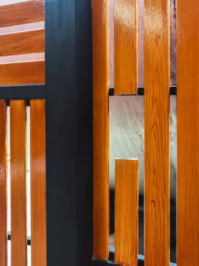 Kırık tahta çit. Tahta duvarda bir delik. Hasarlı kahverengi çitli, kırık parmaklıklar ve kalaslarla. Çitin üzerinde kırık bir tahta parçası. Kırık tahtaları olan tahta bir duvar. Kırık çit.