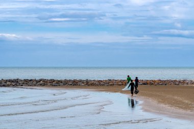 Asyalı balıkçılar denizde günlük geçim için balıkçı ağıyla balık yakalamak için sahil boyunca yürürler. Balıkçılar balık yakalamak için ağlarını hazırlarlar. Köylülerin geçimi balıkçılıkla sağlanıyor..