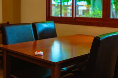 Restorandaki ahşap masada yemek sipariş etmek için çağrı cihazı. Kablosuz restoran çağrı cihazı, çağrı cihazı kablosuz çağrı sistemi. Kablosuz arama sistemi için kuyruğa girin. Tuş vericisi çağrı sistemi.