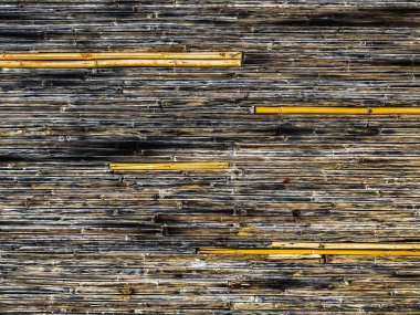 Zemin eski ve yeni sazlıklardan yapılmış. Bambu çit arka planı. 