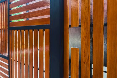 Kırık tahta çit. Tahta duvarda bir delik. Hasarlı kahverengi çitli, kırık parmaklıklar ve kalaslarla. Çitin üzerinde kırık bir tahta parçası. Kırık tahtaları olan tahta bir duvar. Kırık çit.