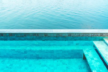 Turizm seyahati için nehir kenarındaki doğal yüzme havuzu manzarası. Su manzaralı ve göl manzaralı bir havuz. Nehir kenarında çok temiz olmayan yüzme havuzu. Yaz tatili konsepti.