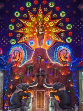 AYUTTHAYA, THAILAND - 20 Mart 2024: Güzelliğin iç tasarımı Antik Buda 'nın ve insanların gezmesi için mor temalı ubosot Wat Klang Khlong Wattanaram' da kutsanmış kutsal gizeme saygı gösterin.