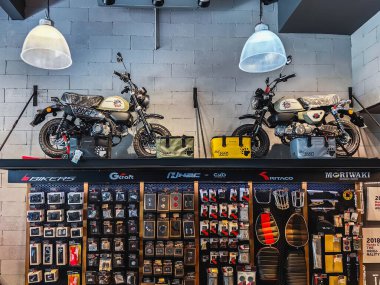 NAKHON PATHOM, THAILAND-MARCH 30, 2024: Honda Super Cub C125 Motosiklet Klasik 125cc. CUB Evi Nakhon Pathom Honda x Greyhound Coffee 'de sergileniyor. Eski kavramı kabul et