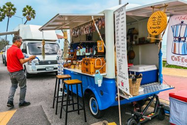 PRACHUAP KHIRI KHAN, THAILAND - 10 Mart 2024: Pranburi plajı yakınlarındaki klasik mavi Volkswagen kamyonunda kahve ve yemek kamyonu. Sembolik Volkswagen markasından şirin mavi yemek kamyonu. Tekerlekli çubuk