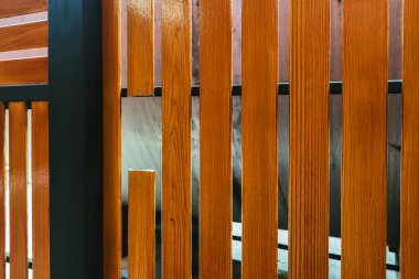 Kırık tahta çit. Tahta duvarda bir delik. Hasarlı kahverengi çitli, kırık parmaklıklar ve kalaslarla. Çitin üzerinde kırık bir tahta parçası. Kırık tahtaları olan tahta bir duvar. Kırık çit.