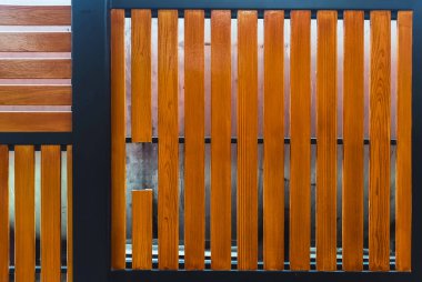 Kırık tahta çit. Tahta duvarda bir delik. Hasarlı kahverengi çitli, kırık parmaklıklar ve kalaslarla. Çitin üzerinde kırık bir tahta parçası. Kırık tahtaları olan tahta bir duvar. Kırık çit.