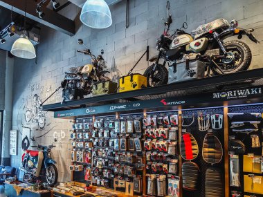 NAKHON PATHOM, THAILAND-MARCH 30, 2024: Honda Super Cub C125 Motosiklet Klasik 125cc. CUB Evi Nakhon Pathom Honda x Greyhound Coffee 'de sergileniyor. Eski kavramı kabul et