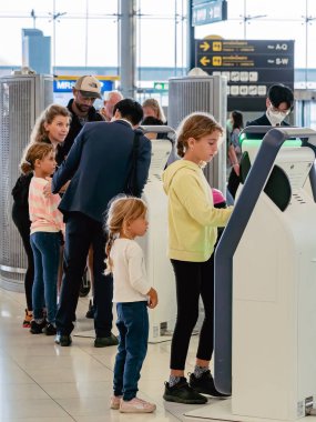 BANGKOK-THAILAND, FEBRUARY 20. 2023: Suvarnabhumi Uluslararası Havalimanı 'nda otomatik otomatik giriş veya self servis makinesi kullanan kimliği belirsiz yolcular. Innovation at the service of people concept.