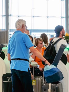 BANGKOK-THAILAND, FEBRUARY 20. 2023: Suvarnabhumi Uluslararası Havalimanı 'nda otomatik otomatik giriş veya self servis makinesi kullanan kimliği belirsiz yolcular. Innovation at the service of people concept.