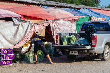 TAK, THAILAND-ARALIK 13. 2020: Etnik tedarikçiler kamyondan çeşitli sebze torbaları boşaltıyor, tedarikçiler yerel halka Muser Hill Kabile Pazarı 'nda taze ve ucuz ürünler sağlıyor.