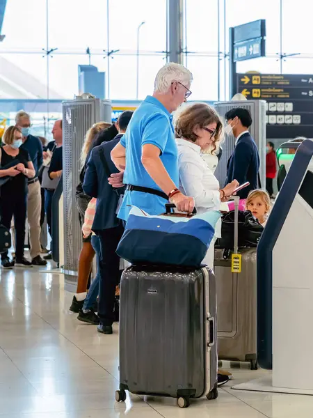 BANGKOK-THAILAND, FEBRUARY 20. 2023: Suvarnabhumi Uluslararası Havalimanı 'nda otomatik otomatik giriş veya self servis makinesi kullanan kimliği belirsiz yolcular. Innovation at the service of people concept.