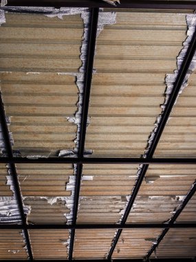 Isı yalıtımı çatıdan soyuluyor. Isı yalıtım tabakası, eski metal çatı altında süresi geçmiş polietilen köpük metal folyo yalıtım malzemesi bozulur, hasar ayrılır, izolasyon tavanı....