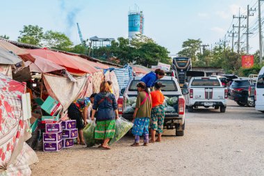 TAK, THAILAND-ARALIK 13. 2020: Etnik tedarikçiler kamyondan çeşitli sebze torbaları boşaltıyor, tedarikçiler yerel halka Muser Hill Kabile Pazarı 'nda taze ve ucuz ürünler sağlıyor.
