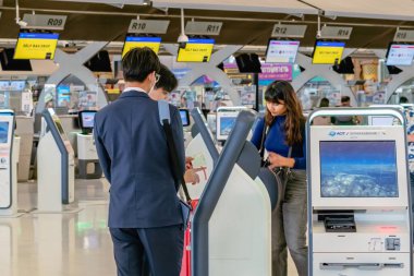 BANGKOK-THAILAND, FEBRUARY 20. 2023: Suvarnabhumi Uluslararası Havalimanı 'nda otomatik otomatik giriş veya self servis makinesi kullanan kimliği belirsiz yolcular. Innovation at the service of people concept.