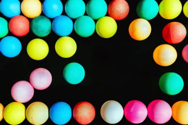 Suyun üzerindeki renkli plastik topların en üst görüntüsü. Renkli sünger toplarının görüntüsü. Arka planda bir sürü renkli top var. Çocukların su parkında oynaması için bir sürü renkli top. Çocuklar için havuz.