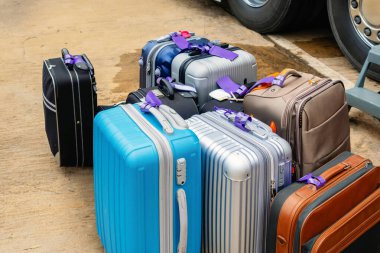 Otelin önündeki yolculuğa hazırlanmak için araç ya da otobüsün altına yüklemek üzere bir sürü çanta ve bagaj. Birkaç bavul bagaj otobüsünün alınmasını bekliyor. Seçici odaklanma. Trip veya Tur konsepti.