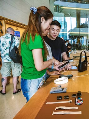 BANGKOK-THAILAND, MAYIS 31,2024: Simge Siyam alışveriş merkezindeki Apple mağazasının iç dekorasyonuyla iç mekan. Apple Inc. 'in sahibi olduğu ve işlettiği perakende mağazaları zinciri.