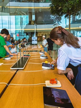 BANGKOK-THAILAND, MAYIS 31,2024: Simge Siyam alışveriş merkezindeki Apple mağazasının iç dekorasyonuyla iç mekan. Apple Inc. 'in sahibi olduğu ve işlettiği perakende mağazaları zinciri.
