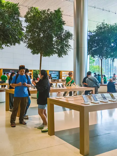 BANGKOK-THAILAND, MAYIS 31,2024: Simge Siyam alışveriş merkezindeki Apple mağazasının iç dekorasyonuyla iç mekan. Apple Inc. 'in sahibi olduğu ve işlettiği perakende mağazaları zinciri.