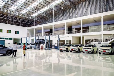 KANCHANABURI - THAILAND, 6 Temmuz 2024: BYD otomotiv endüstrisi için tasarlanmış BYD EV araba tamiri ve bakım hizmetleri. BYD garajında deneyim ve güvenilir servis..